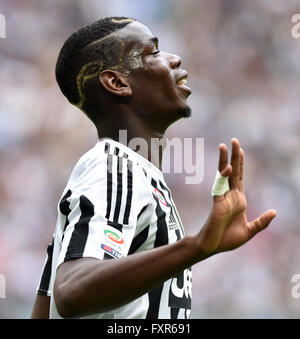 Torino, Italia. Xvii Apr, 2016. Paul Pogba della Juventus reagisce durante la stagione 2015-2016 Serie di una partita di calcio contro il Palermo a Torino, Italia, Aprile 17, 2016. La Juventus ha vinto 4-0. © Alberto Lingria/Xinhua/Alamy Live News Foto Stock