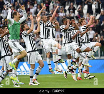 Torino, Italia. Xvii Apr, 2016. I giocatori della Juventus celebrare la vittoria dopo la stagione 2015-2016 Serie di una partita di calcio contro il Palermo a Torino, Italia, Aprile 17, 2016. La Juventus ha vinto 4-0. © Alberto Lingria/Xinhua/Alamy Live News Foto Stock