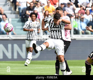 Torino, Italia. Xvii Apr, 2016. Sami Khedira (anteriore) della Juventus spara la sfera durante la stagione 2015-2016 Serie di una partita di calcio contro il Palermo a Torino, Italia, Aprile 17, 2016. La Juventus ha vinto 4-0. © Alberto Lingria/Xinhua/Alamy Live News Foto Stock