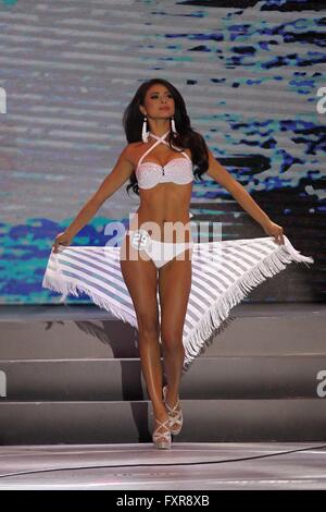 Quezon City, Filippine. Xvii Apr, 2016. Maxine Medina pone nel suo costume da bagno prima di vincere il titolo di Miss Philippines-Universe 2016 durante la Binibining Pilipinas (Miss Filippine) 2016 incoronazione notte in Quezon City, Filippine, 17 aprile 2016. Il Binibining Pilipinas pageant incoronato inizio lunedì il suo più recente di bellezza queens che rappresenterà il paese a partecipare internazionale concorsi di bellezza. © Rouelle Umali/Xinhua/Alamy Live News Foto Stock