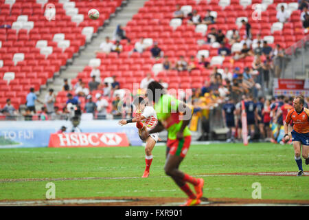 Singapore. Xvii Apr, 2016. Katsuyuki Sakai (JPN), 17 aprile 2016 - Rugby : HSBC Sevens World Series, Singapore Sevens match in Giappone e in Portogallo il National Stadium di Singapore. © Haruhiko Otsuka/AFLO/Alamy Live News Foto Stock