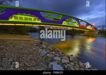 Karlovy Vary, Repubblica Ceca. Xv Apr, 2016. Nuovo ponte sul fiume Ohre con illuminazione speciale a Karlovy Vary Repubblica Ceca, 15 aprile 2016. © Slavomir Kubes/CTK foto/Alamy Live News Foto Stock