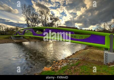 Karlovy Vary, Repubblica Ceca. Xv Apr, 2016. Nuovo ponte sul fiume Ohre con illuminazione speciale a Karlovy Vary Repubblica Ceca, 15 aprile 2016. © Slavomir Kubes/CTK foto/Alamy Live News Foto Stock