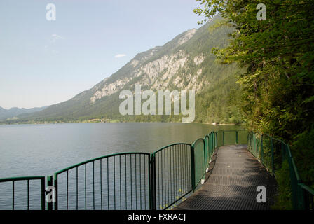 Il sentiero pedonale lungo le rocce, lago Hallstatt (Hallstätter vedere), Salzkammergut, Austria Foto Stock