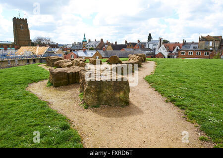 In alto di seppellire il Monte originariamente una Motte e Bailey Motte Castello Towcester Northamptonshire REGNO UNITO Foto Stock