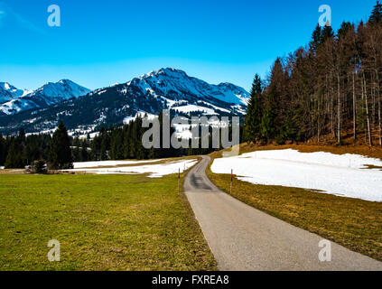 Splendida strada di montagna nelle Alpi tedesche in primavera Foto Stock
