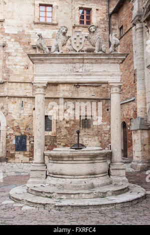 Pozzo dei Grifi e dei Leoni - Ben di grifoni e leoni Montepulciano, Toscana, Italia. Foto Stock