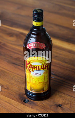 Bottiglia di Kahlúa liquore al caffè su di un tavolo di legno. Profondità di campo focalizzato sul logo. Foto Stock