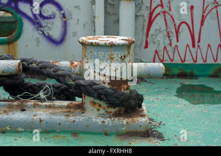Un arrugginimento bollard su un traghetto abbandonati a Setubal Foto Stock