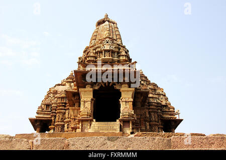 Angolo basso, vista frontale di Kandariya Mahadev tempio, sotto gruppo Occidentale di templi, Khajuraho, Madhya Pradesh, India, Asia Foto Stock