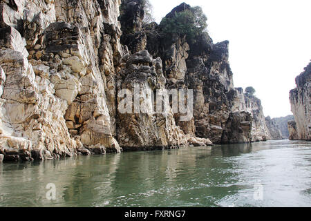 Fiume Narmada affiancato da marmo sentinelle di roccia su entrambi i lati a Bedaghat vicino a Jabalpur, Madhya Pradesh, India, Asia Foto Stock