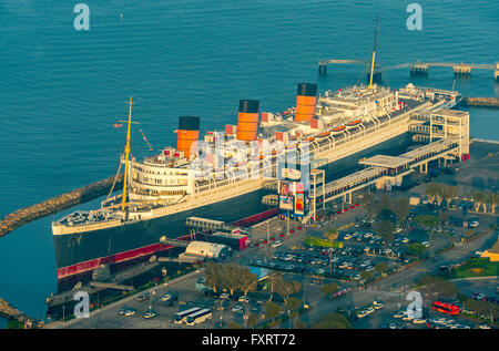 Vista aerea, RMS Queen Mary, Ocean Liner, Queen Mary hotel di Long Beach Harbor, Long Beach, nella contea di Los Angeles, California, Stati Uniti d'America Foto Stock