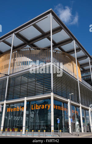 Brent Civic Center Building, Londra, con la libreria di Wembley Foto Stock