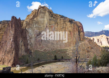 Smith Rock State Park nel centro di Oregon è una zona naturale accantonato per gli escursionisti, gli alpinisti e gli amanti della mountain bike. La massiccia monol Foto Stock