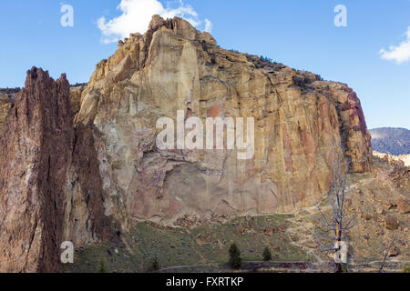 Smith Rock State Park nel centro di Oregon è una zona naturale accantonato per gli escursionisti, gli alpinisti e gli amanti della mountain bike. La massiccia monol Foto Stock