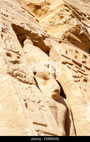 Il piccolo tempio di Abu Simbel, dedicato a Nefertari e Hathor di Ibshek: statua del faraone Ramses II Foto Stock