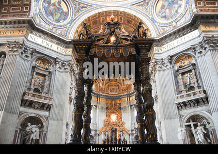 Bernini Baldacchino altare - La Basilica di San Pietro - Città del Vaticano Foto Stock
