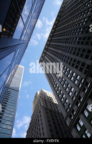 La parte inferiore di Manhattan grattacieli in Cedar Street e Broadway, New York City, NY, STATI UNITI D'AMERICA Foto Stock