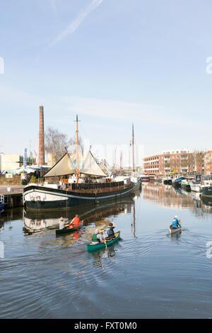 Persone in canoa sul fiume Eem nel centro della vecchia città olandese Amersfoort sulla bella giornata di primavera Foto Stock