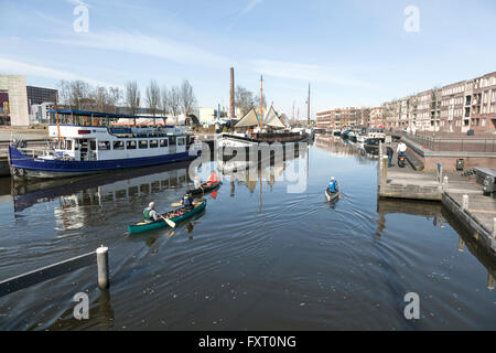 Persone in canoa sul fiume Eem nel centro della vecchia città olandese Amersfoort sulla bella giornata di primavera Foto Stock