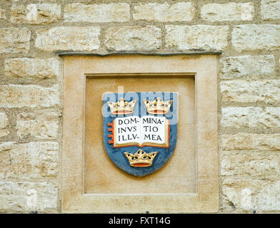 Motto dell'università sulla parete presso il St Edmund Hall College (università di Oxford, Inghilterra), chiamato dopo St Edmund di Abingdon,. Foto Stock