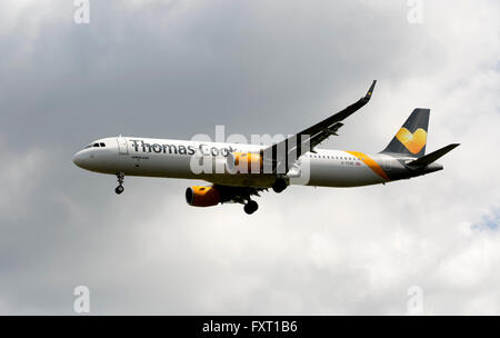 Thomas Cook Airbus A321 l'atterraggio all'Aeroporto di Birmingham, UK (G-TCDK) Foto Stock