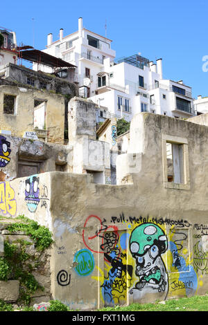 Arte di strada sulle rovine della casa vicino al castello di Lisbona, Portogallo Foto Stock