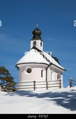 Cappella Maria-Königin nella neve, vicino a Mittenwald, Werdenfelser Land, Alta Baviera, Baviera, Germania Foto Stock