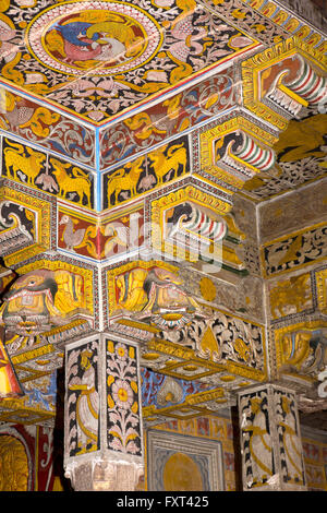 Sri Lanka, Kandy, tempio del Dente, reliquia camera, decorativo dipinto di struttura in legno Foto Stock