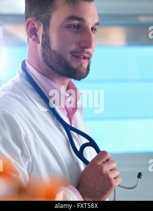 Ritratto di giovane maschio junior medico in clinica Foto Stock