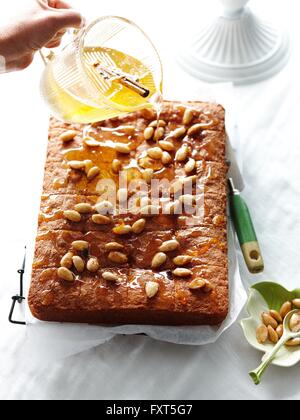 Colata di sciroppo di mandorle sulla torta di semolino Foto Stock