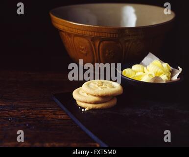 Biscotti fatti in casa con burro e la vaschetta di miscelazione Foto Stock
