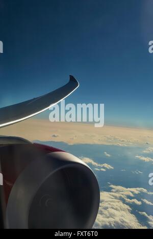 Vista attraverso la finestra di aeroplano di ala e motore Foto Stock