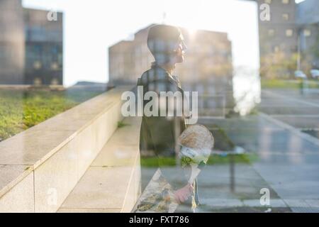 Finestra di riflessione giovane maschio urban skate boarder Foto Stock