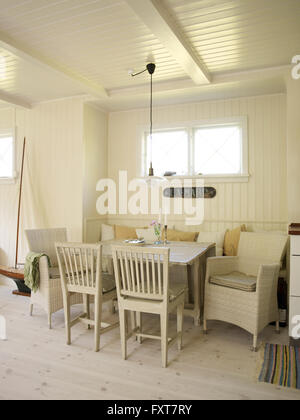 Pannelli di bianco soggiorno con tavolo da pranzo Foto Stock