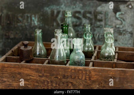 Casse di legno e bottiglie vintage Foto Stock