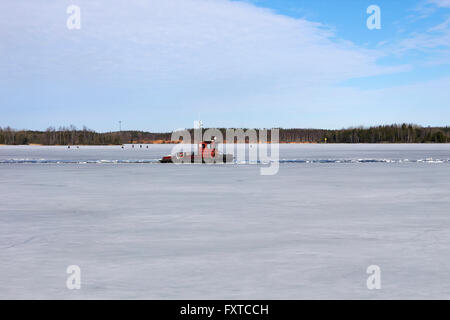 tugboat travelling through ice, Lappeenranta Finland Foto Stock