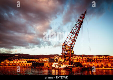 Un antico gru denominata "Ursus" nel porto di Trieste Foto Stock