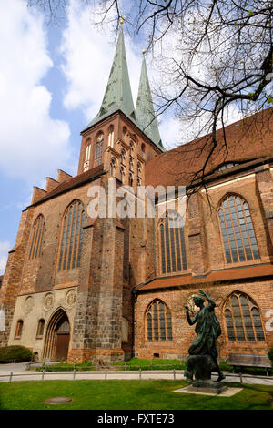 Vista esterna della chiesa di San Nicola in storico Nikolaiviertel nel quartiere Mitte di Berlino, Germania Foto Stock