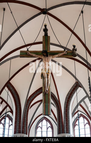 Cristo crocifisso all'interno della chiesa di San Nicola in storico Nikolaiviertel nel quartiere Mitte di Berlino, Germania Foto Stock