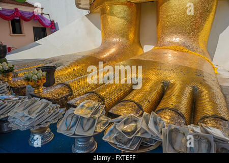 I piedi della statua di Budda Wat Indraviharn Bangkok in Thailandia Foto Stock