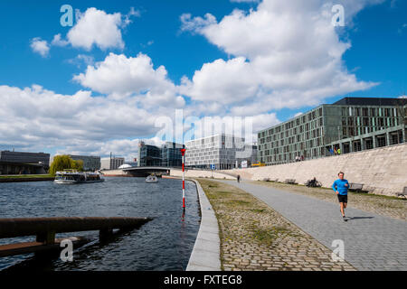 Vista lungo argine marciapiede accanto al fiume Sprea a Berlino Germania Foto Stock