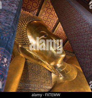 Buddha reclinato Wat Pho Bangkok in Thailandia Foto Stock