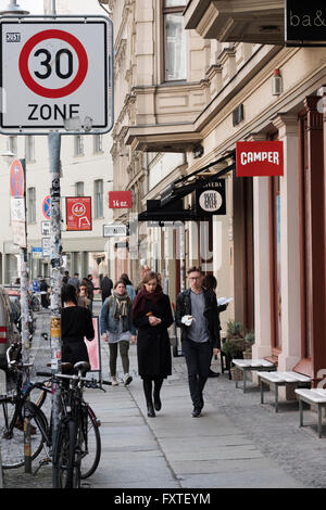 Molte boutique di moda e negozi su Neue Schonhauser Strasse in Mitte Berlino Germania Foto Stock