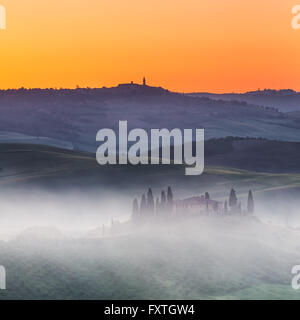 Paesaggio toscano di sunrise Foto Stock