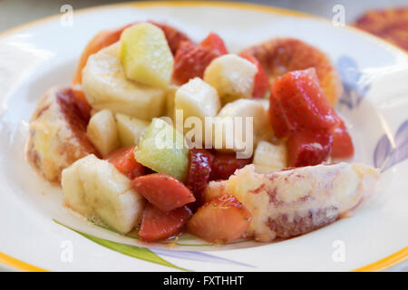 Macedoine di freschi e frutta colorata con fragole arance mele e banane Foto Stock