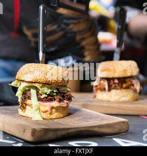 Hamburger di manzo servita sul cibo di strada in stallo Foto Stock