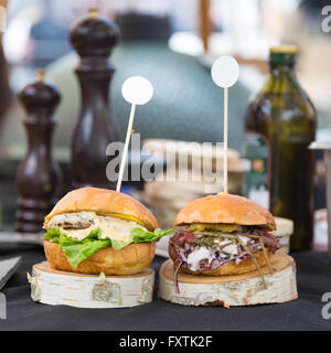 Hamburger di manzo servita sul cibo di strada in stallo Foto Stock