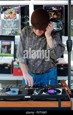 Maschio maturo dj tradizionali di riproduzione di dischi in vinile in un mercato di strada southsea England Regno Unito Foto Stock