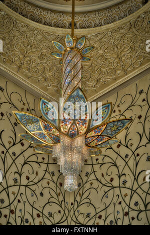 La Sheikh Zayed Grand Mosque - lampadario nel l'entrata principale dell'edificio ad Abu Dhabi Foto Stock